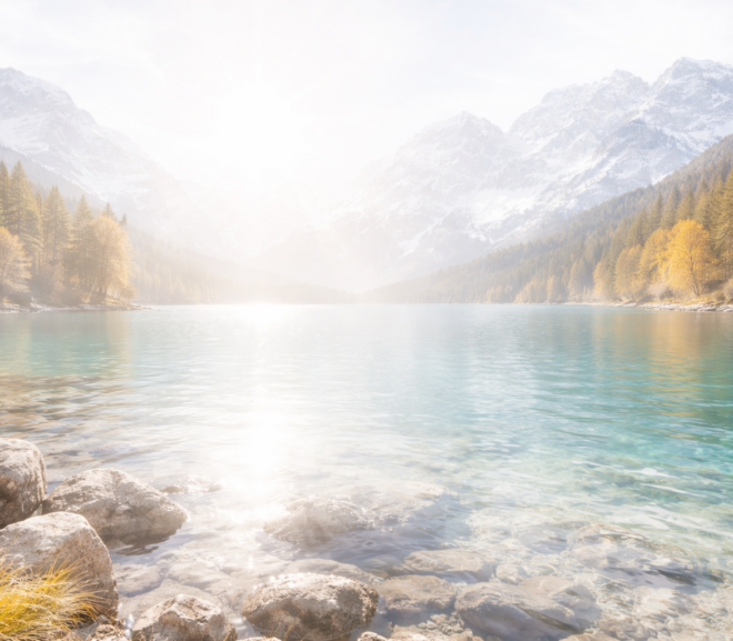 Photo de paysage trop claire avec un lac et des montagnes, illustrant un problème de surexposition et de hautes lumières brûlées